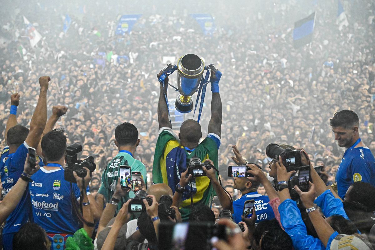Perayaan Juara Persib di GBLA Ricuh, Bojan Hodak Sesalkan Ulah Bobotoh