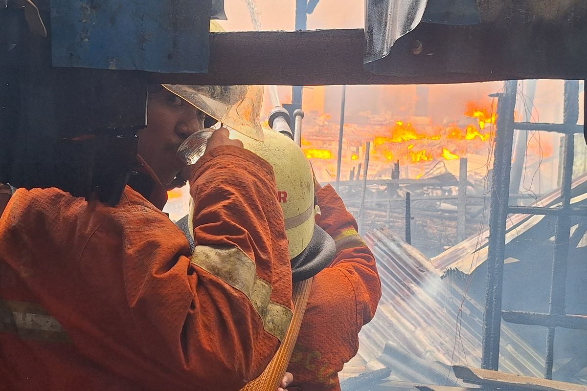 Kebakaran Hebat Ludeskan Ratusan Rumah di Kapuk Muara, Warga Terlantar Tanpa Pengungsian Tetap